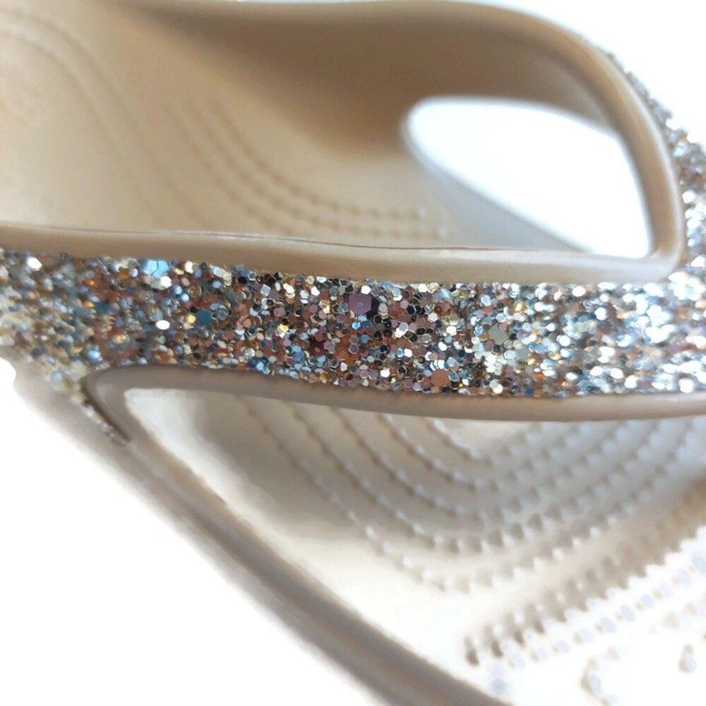 CROCS Womens Sz 10 Sloane Glitter Wedge Flip Flops Lightweight Sandals Chai Gold - Picture 2 of 10